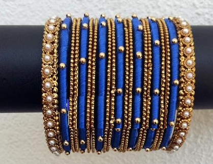 Blå og gyldne perle armbånd