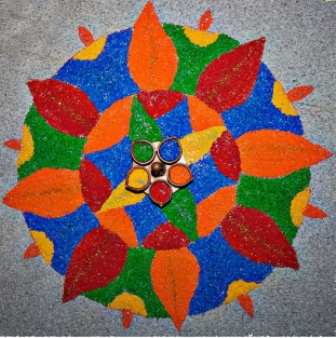 Rangoli med cirkler, blade og diyas