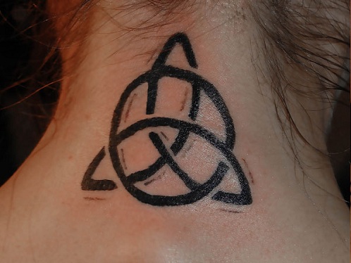 Triquetra spirituális tetoválás