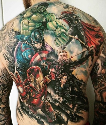 Superhelt-tatovering i hele kroppen