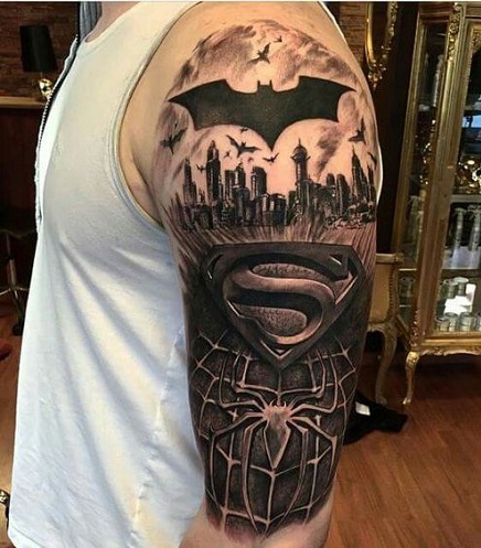 Superhelt tatovering på ærmet