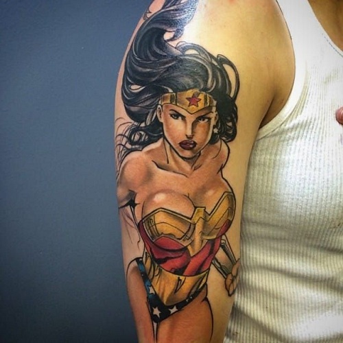 Kvindelig superhelt tatovering