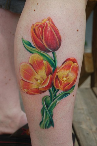 Papagáj minta tulipán tetoválás