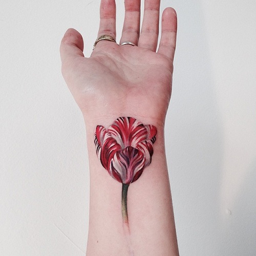 Piros alkalmi tulipán tetoválás