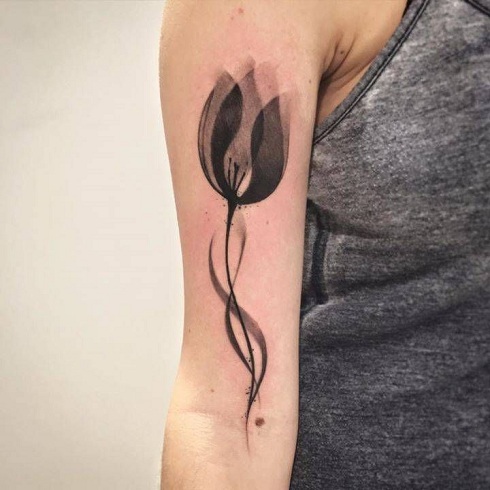 Tulipán tetoválás a karon