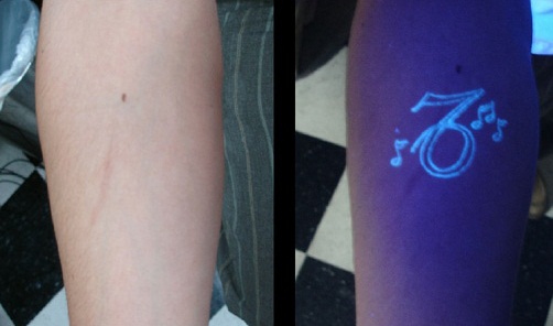 Hvidt blæk UV lys tatoveringsdesign