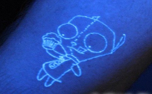 Dejligt UV -reaktivt tatoveringsdesign