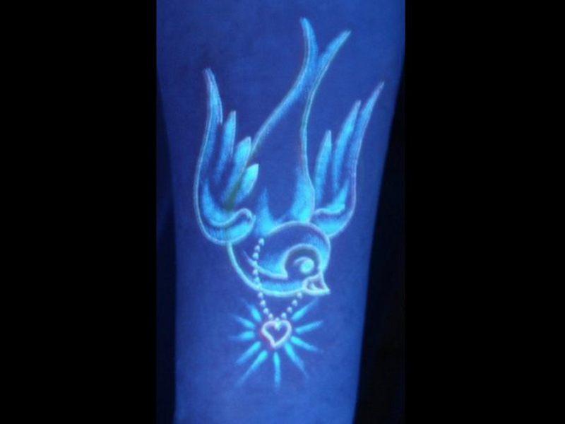 A legjobb UV fekete fény tetováló ötletek és minták