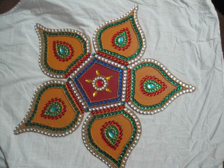 Virág alakú Kundan fa Rangoli