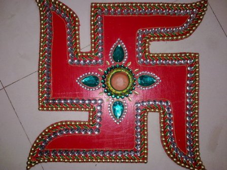 Vallási szimbólumok fából készült Rangoli