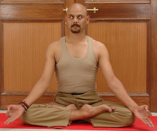Sambhavi Mudra -holdning til mørke cirkler