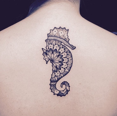 Mandala tengeri ló tetoválás