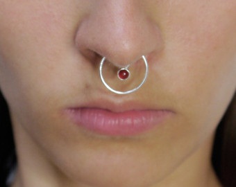 Septumring med rød sten