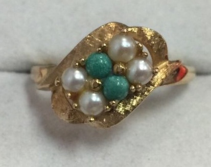 Széles eljegyzési gyűrű fehér és smaragd gyöngyökkel