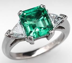 Platin firkantet form smaragd forlovelsesring