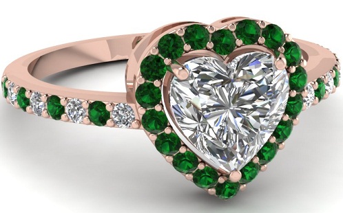 Smaragd forlovelsesring med hjerteformet diamant