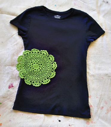 Stenciling og reverse Stenciling trykt T-shirt