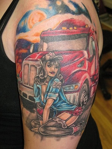 Pin-Up lány autó tetoválással