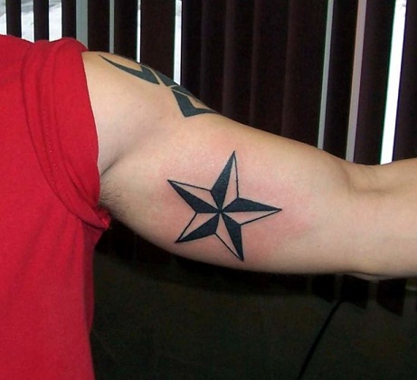 Tengeri csillag stílusú tengerész tetoválás