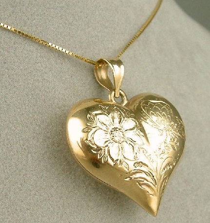Puffadt szív alakú arany medál