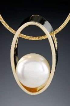 Guld oval vedhæng med perle