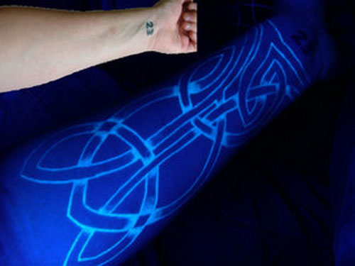 Fluoreszkáló tinta tetoválás a karon