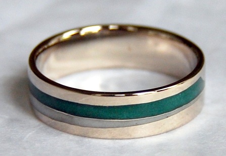 Fehér arany és zöld zománc jegygyűrű