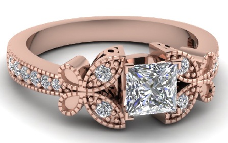 Sommerfuglring med prinsesseslebne diamanter