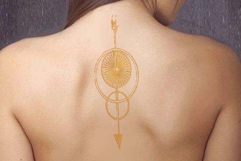 Midlertidig pil metallisk tatovering