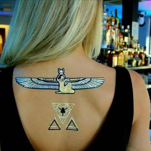 Metallisk tatovering i egyptisk stil