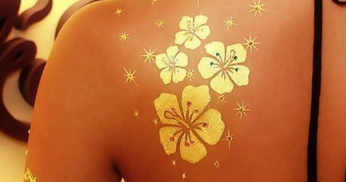 Gylden blomst i metallisk tatovering