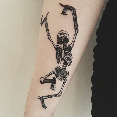 Csontváz táncoló tetoválás