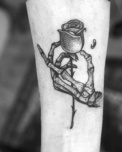 Csontváz rózsás tetoválással
