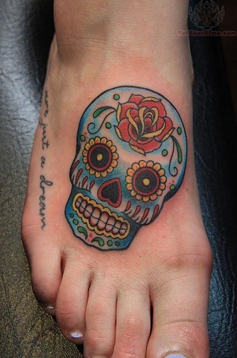 Csontvázfej tetoválás a lábán