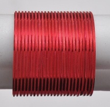 Simple metal armbånd i rødt