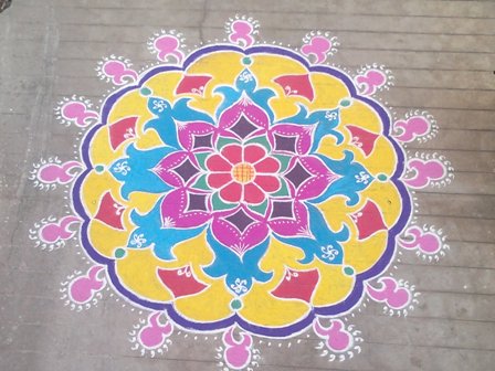 Spektakulært Gujarati Rangoli -design