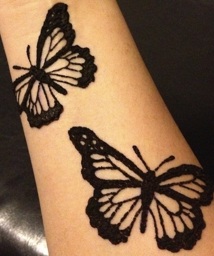 Fekete színű pillangó Mehndi Designs