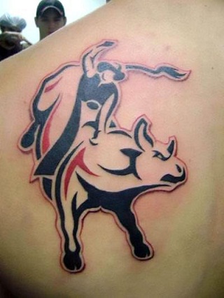 Spektakulær Bull Riding Western Tattoo Design
