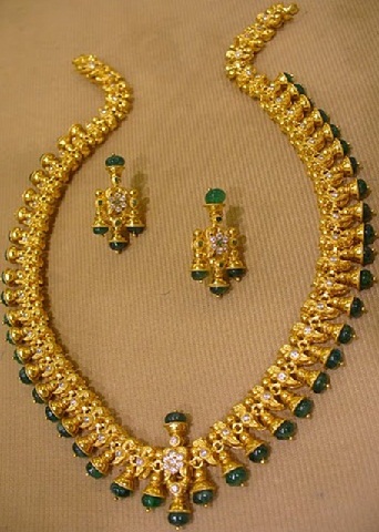 Traditionelt guld smaragd halskæde sæt