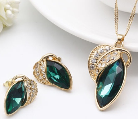 Stílusos arany és gyémánt smaragd nyaklánc készlet