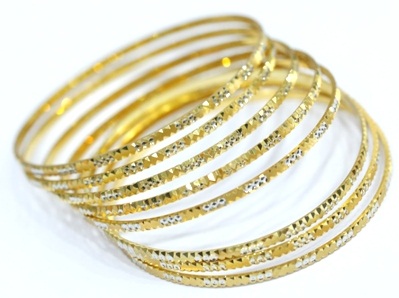 Cut Work Design på The Rolled Gold Bangles