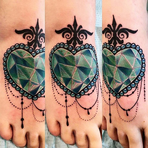 Smaragd ékszer tetoválás