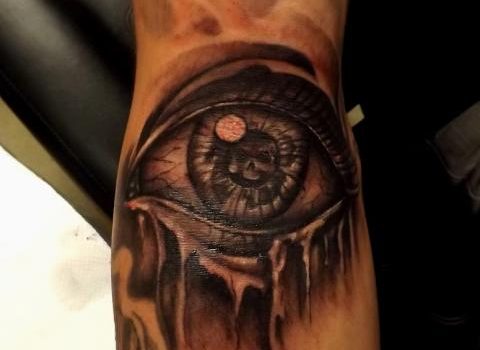 Szomorú szemek makacs tetoválások