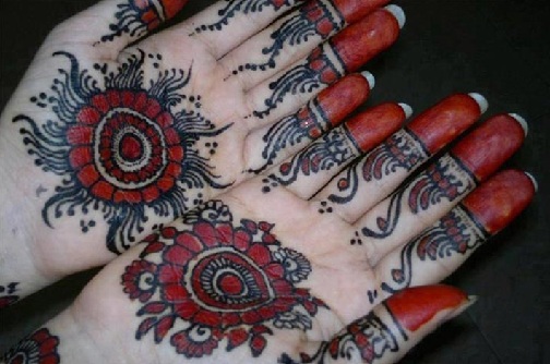 Sort med rødt farvet Mehndi -design