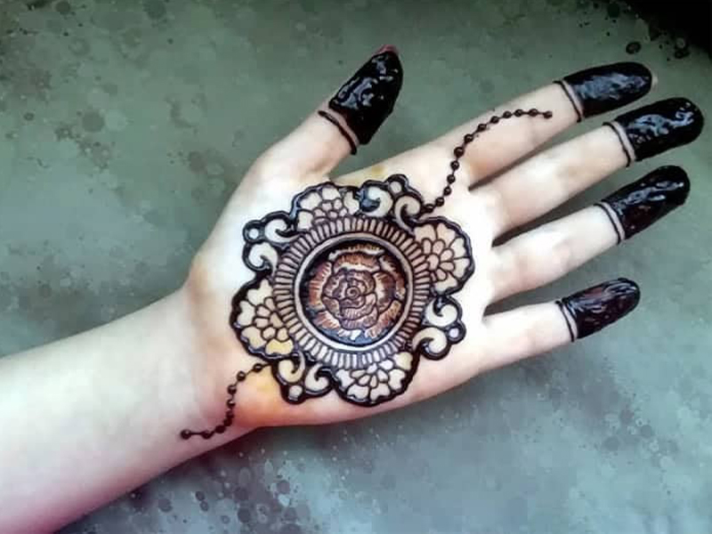 Seneste og populære Gol Tikka Mehndi -designs