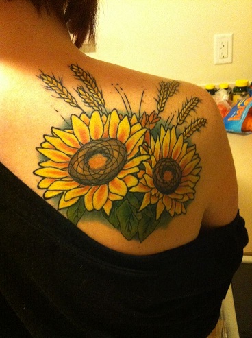 Sárga tetoválások virágmintával
