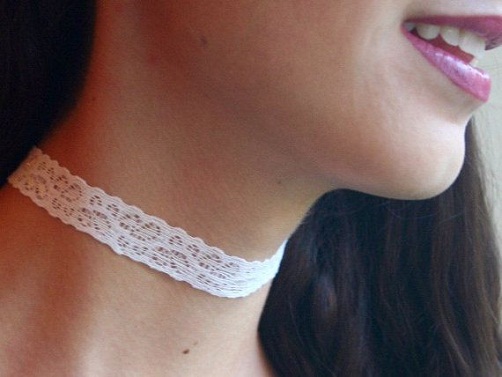 Hvid choker med blonde