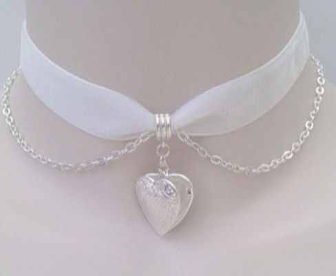 Ribbon og Metal White Choker