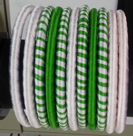 Hvide og grønne silketråd armbånd piger