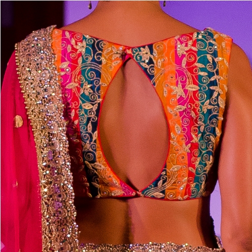 Mid -Slit bluse Design baghals